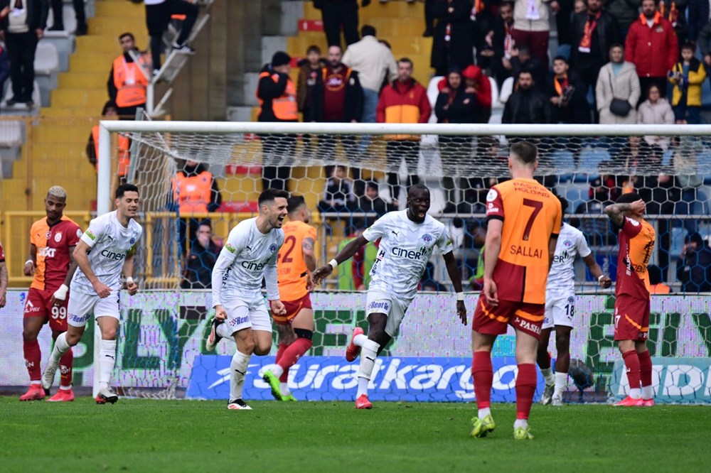Galatasaray'ın yeni transferine ve Okan Buruk'a ağır eleştiri: