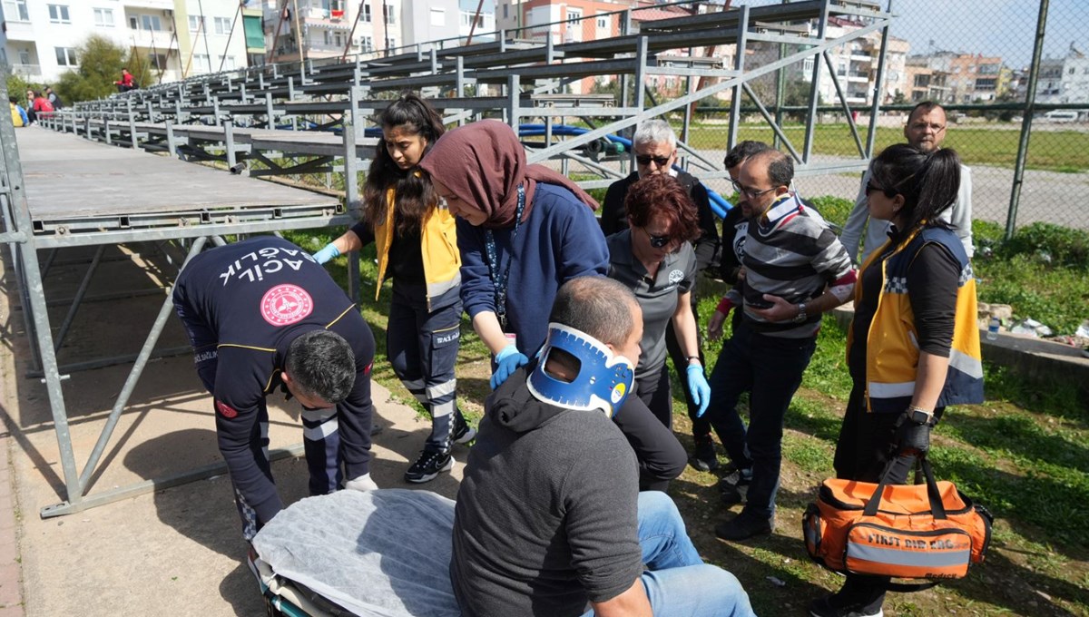 Tribünde korkutan kaza: Tahta plaka çöktü 3 seyirci yaralandı