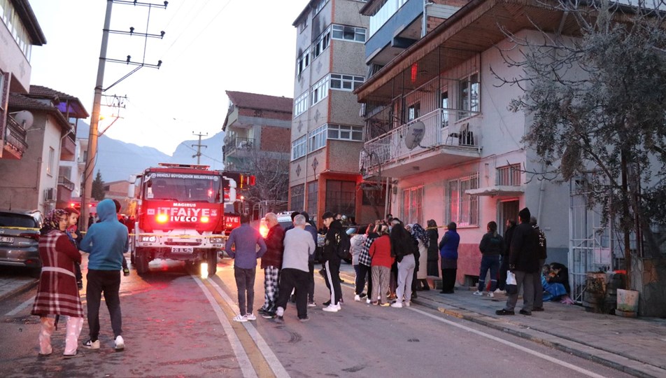 Denizli'de bir kadın yangında hayatını kaybetti: Çocuğunu 4. kattan atarak kurtardı