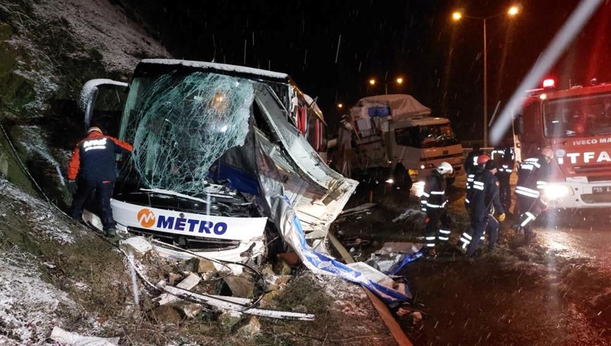 Yolcu otobüsü kamyona çarptı: Ölü ve yaralılar var Yolcu otobüsü kamyona çarptı: Ölü ve yaralılar var