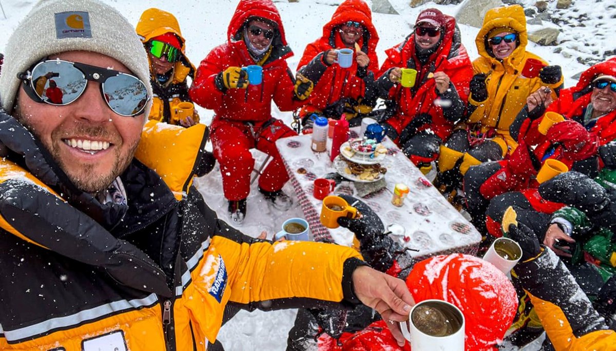 Everest’in zirvesinde çay partisi yapan dağcılar Guinness Rekorlar Kitabı’na girdi