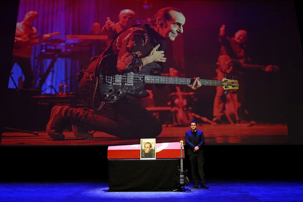 Sanatçı Özkan Uğur'a veda! Özkan Uğur için AKM'de tören düzenlendi - 16