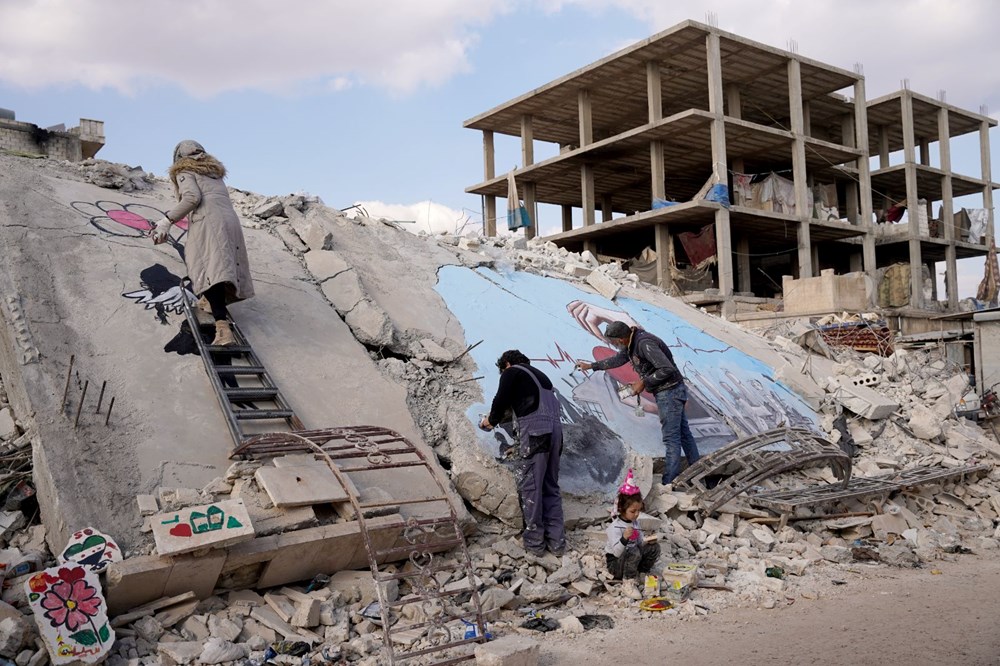 Suriyeliler acılarını bu kez deprem enkazına resmetti - 9