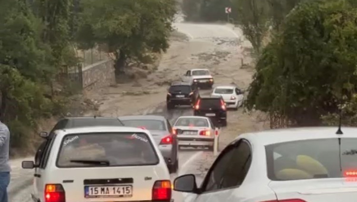Burdur’da etkili olan sağanak yağış nedeniyle yollar göle döndü Burdur’da etkili olan sağanak yağış nedeniyle yollar göle döndü