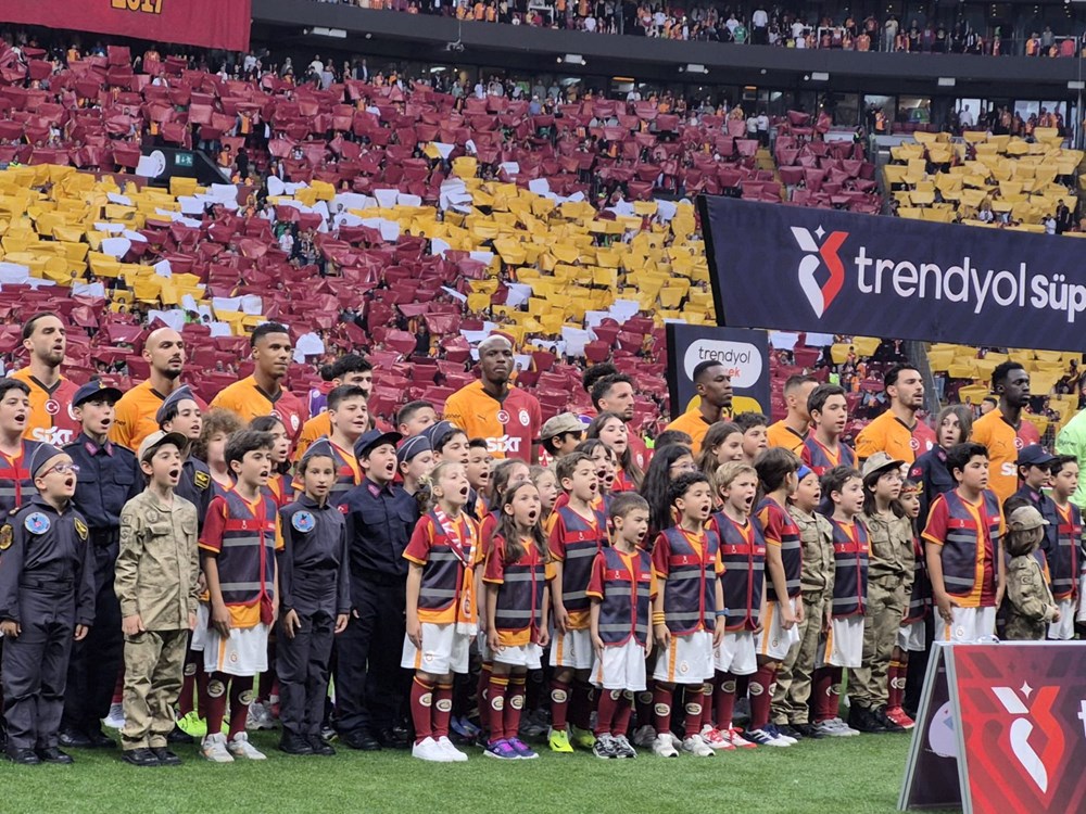 Osimhen alana çıktı, o müzik çaldı: Galatasaray taraftarı eşlik etti 72 5TANJLyD7ke4I CHIPfg