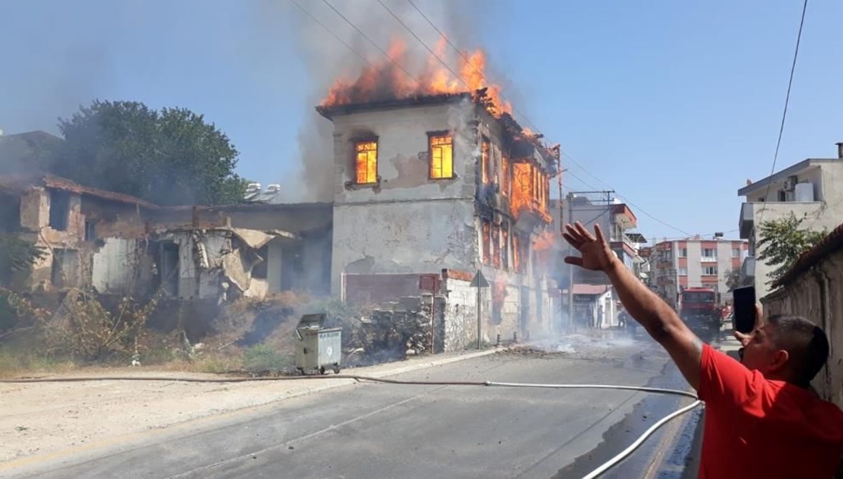 Muğla’da tarihi bina alev alev yandı