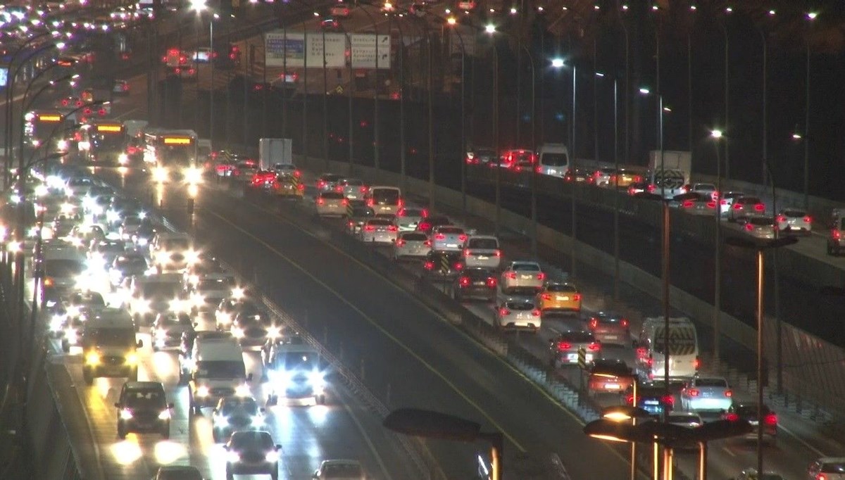 İstanbul'da okullar açıldı, trafik yoğunluğu arttıtr