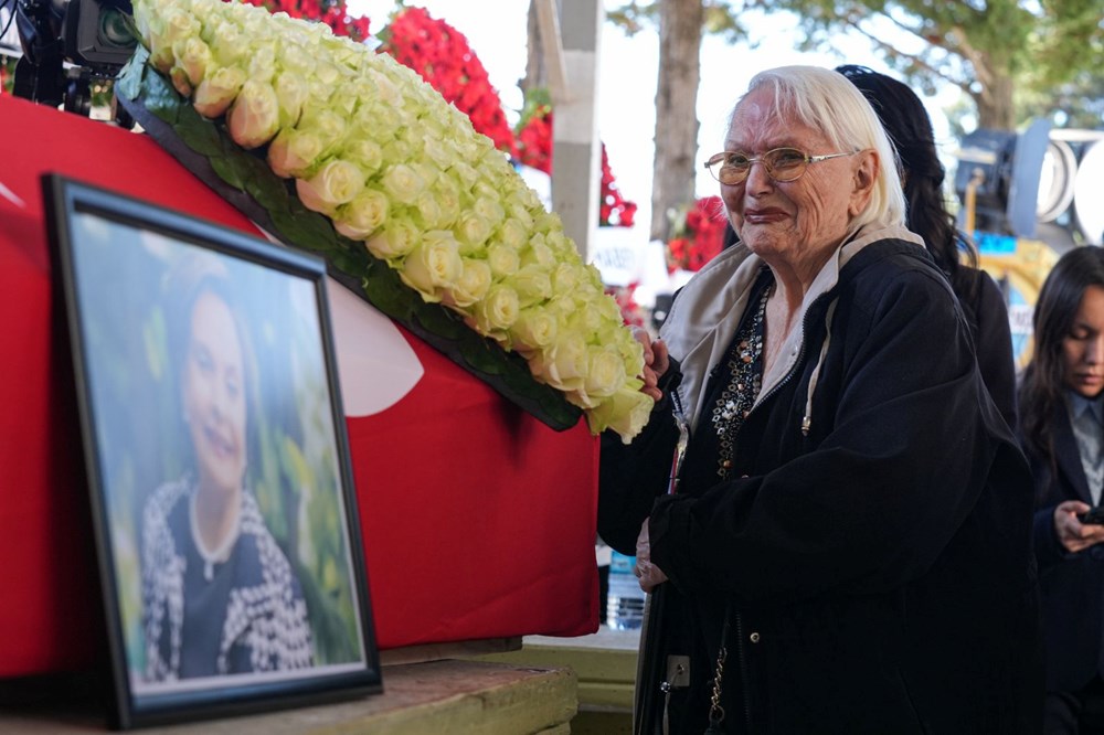 Usta oyuncu Ayten Gökçer son yolculuğuna uğurlandı - 3