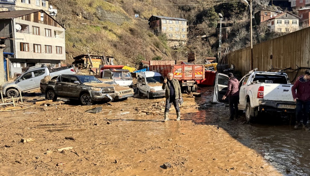 Artvin Borçka’da dere taştı, ilçe sular altında kaldı