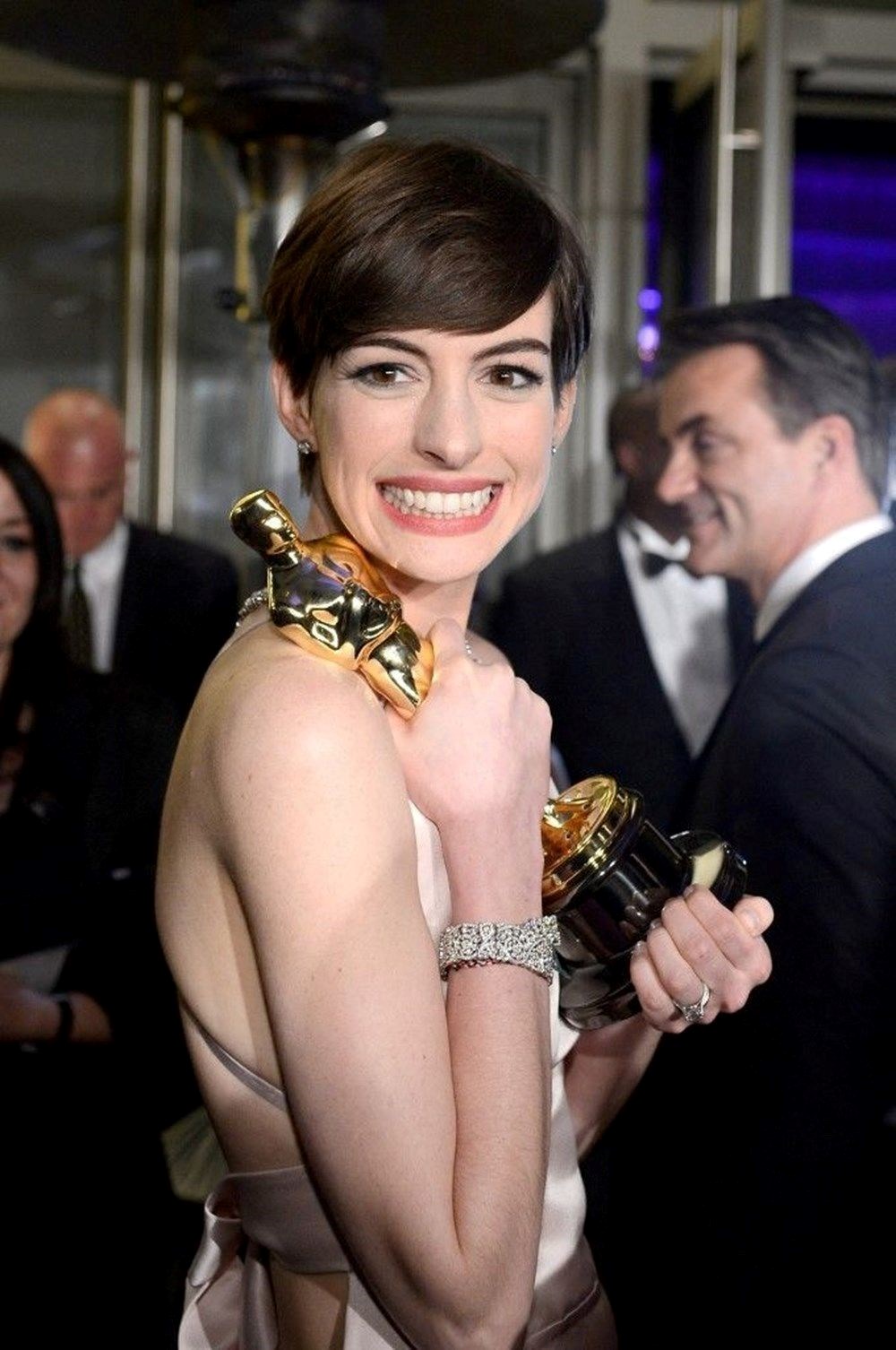 Oscar'lı oyuncu Anne Hathaway 10 erkekle öpüşmek zorunda kaldığını söyledi - 4