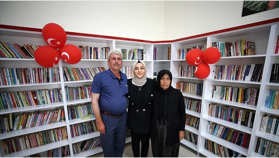 Şehit eşinin adını ortaokulda oluşturduğu kütüphanede yaşatıyor