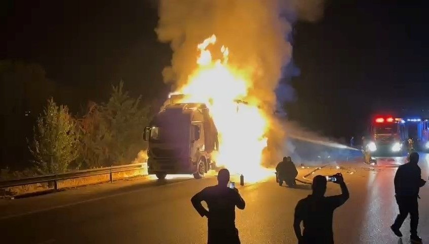 Kargo yüklü TIR alev topuna döndü