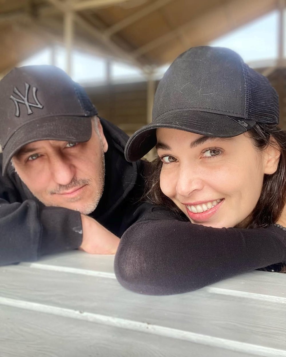 Sahipsizler dizisinin Firuze'si Esra Ronabar'ın eşi de oyuncu çıktı - 4