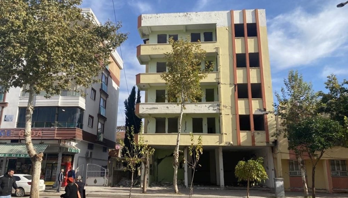 Adıyaman'da ağır hasarlı bina vatandaşları tedirgin ediyor Adıyaman'da ağır hasarlı bina vatandaşları tedirgin ediyor