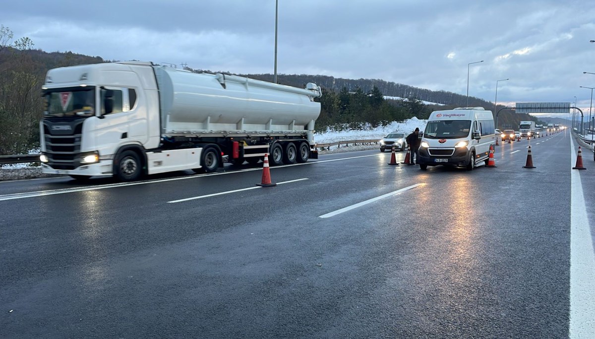Bolu Dağı geçişinde bakım çalışması: İstanbul yönü ulaşıma kapatıldı Bolu Dağı geçişinde bakım çalışması: İstanbul yönü ulaşıma kapatıldı