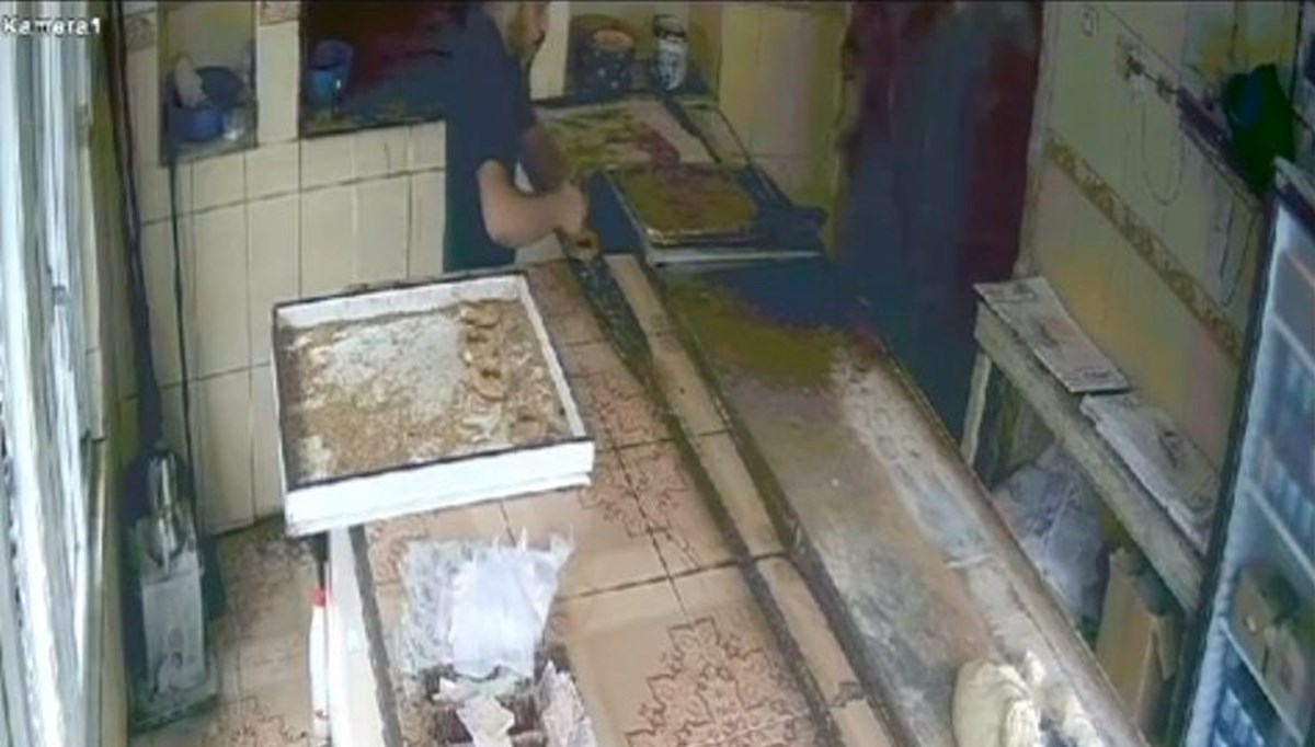Adana'da feci olay! Kızgın pekmezi başından aşağı döktü Adana'da feci olay! Kızgın pekmezi başından aşağı döktü