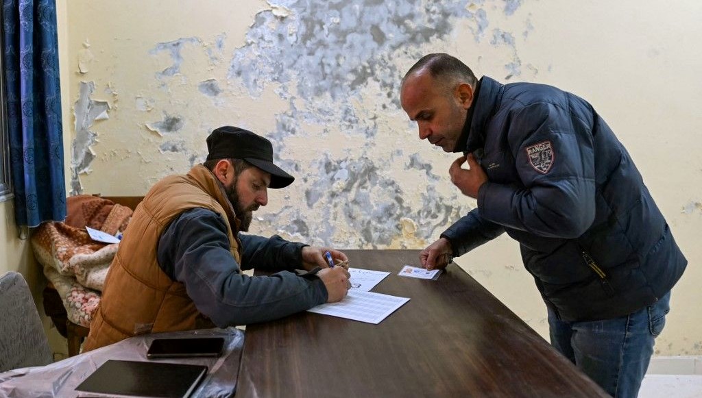 Silahlarını teslim ettiler: Esad'ın askerleri yeni orduya yazılıyor!