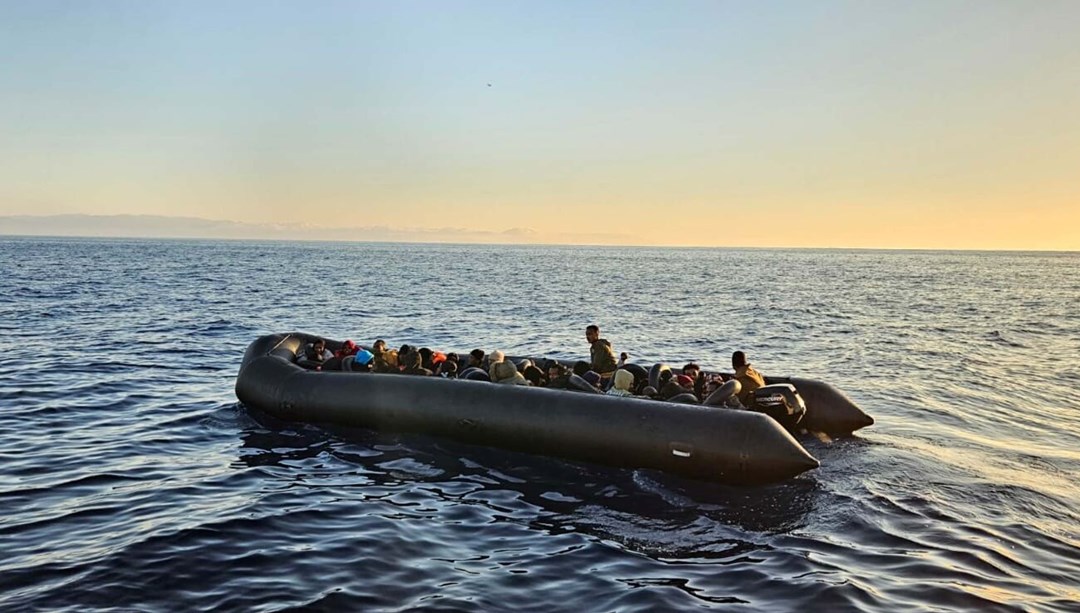 Karaburun açıklarında 40 kaçak göçmen yakalandı