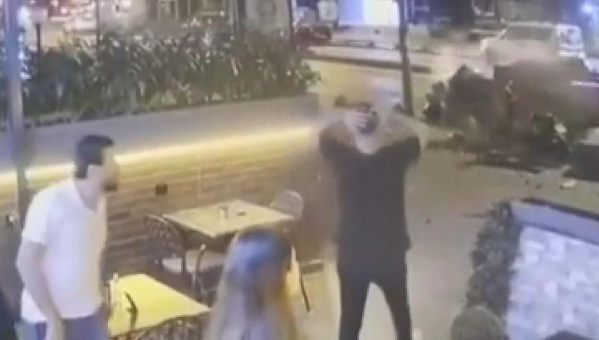 Kadıköy’de caddeyi birbirine katan kaza Kadıköy’de caddeyi birbirine katan kaza