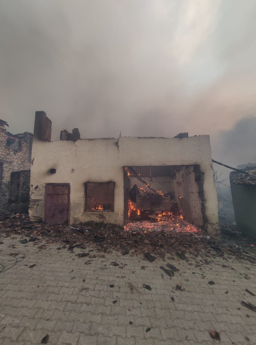 Orman yangınlarıyla mücadele | 8 noktada yangın devam ediyor, yerleşim yerleri tehdit altında - 36