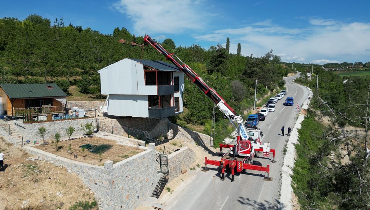 Kaçak villayı vinçle taşıdı