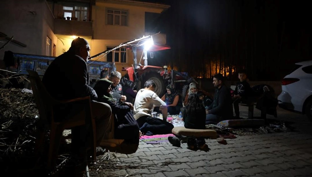 Tokat'ta deprem Vatandaşlar geceyi dışarıda geçiriyor