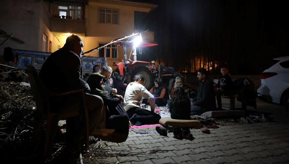 Tokat'ta deprem: Vatandaşlar geceyi dışarıda geçiriyor Tokat'ta deprem: Vatandaşlar geceyi dışarıda geçiriyor