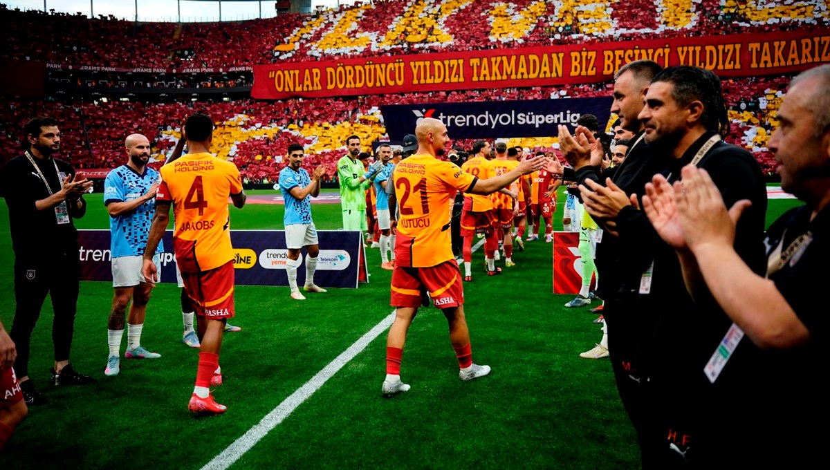 Başakşehir, şampiyon Galatasaray'ı alkışladı