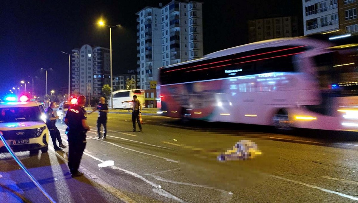 Kamyonet çarptı, sonra otomobil ezdi