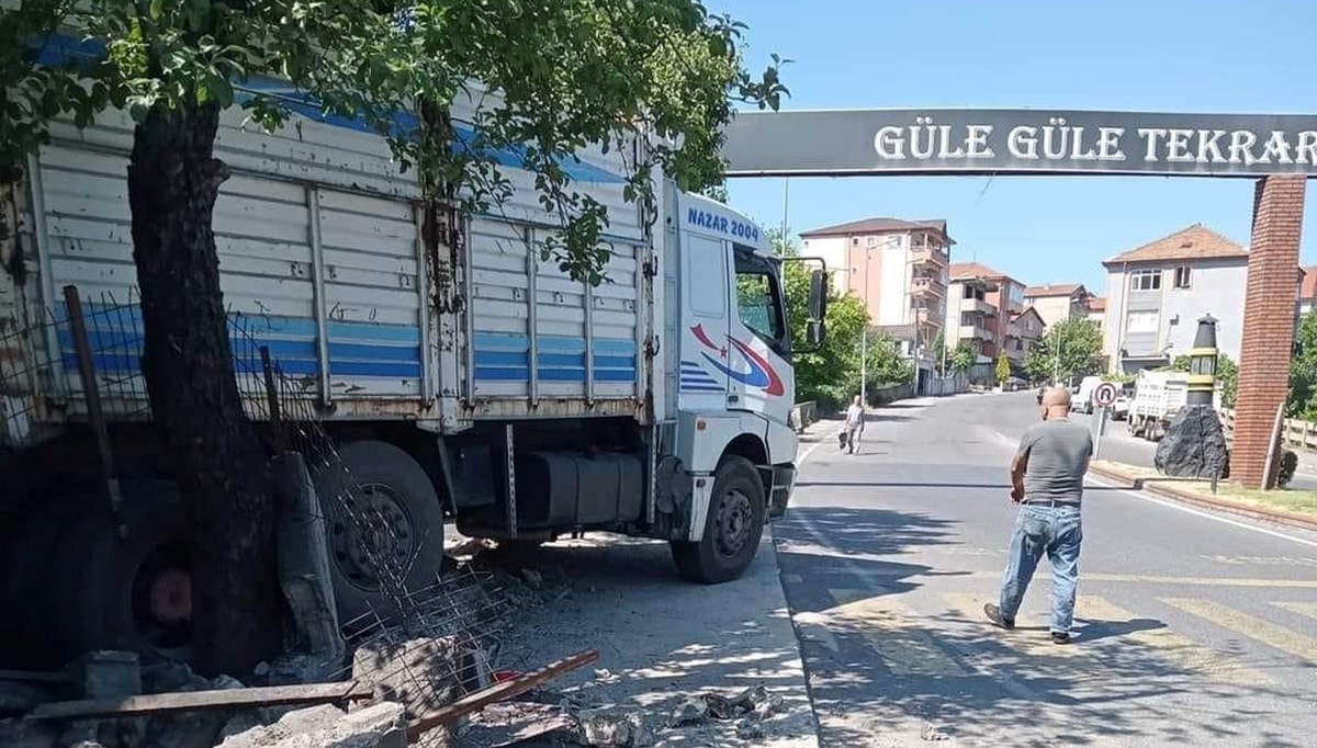 Park halindeki kamyonun freni boşaldı Park halindeki kamyonun freni boşaldı