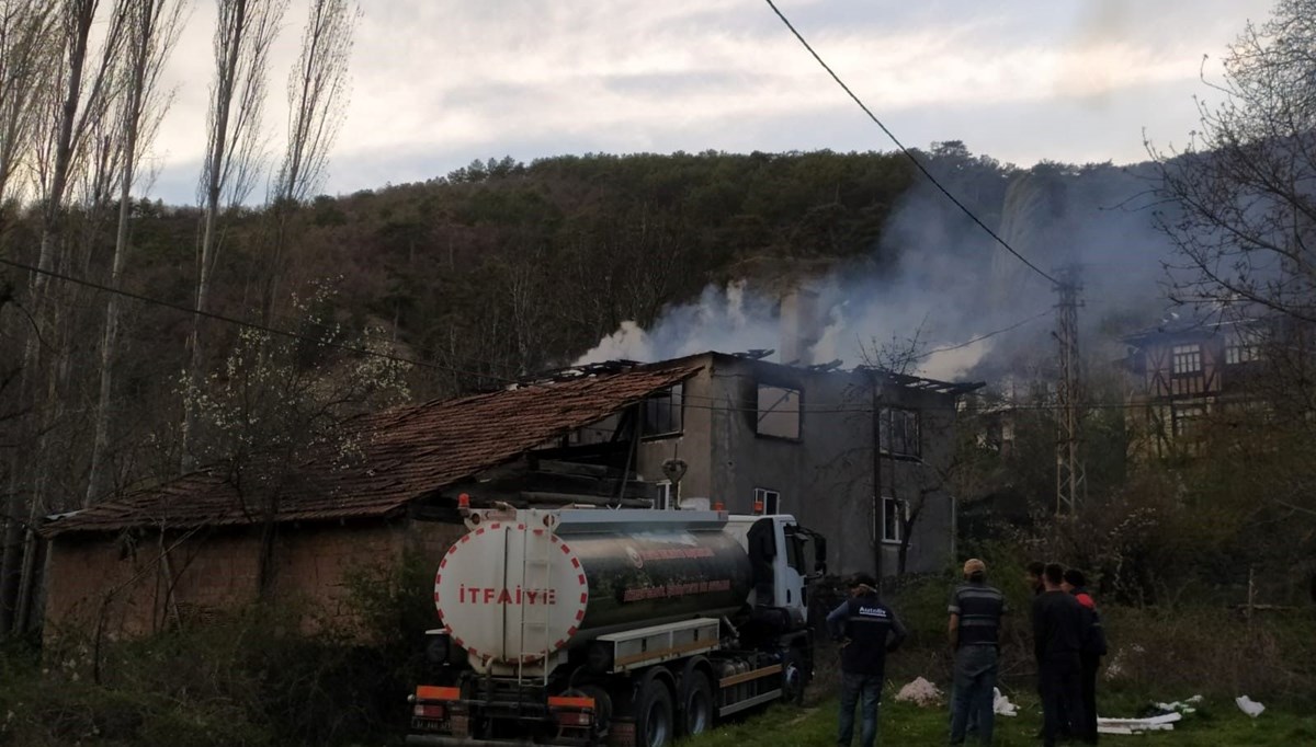 Alevlere teslim olan 2 katlı ev kullanılmaz hale geldi Alevlere teslim olan 2 katlı ev kullanılmaz hale geldi