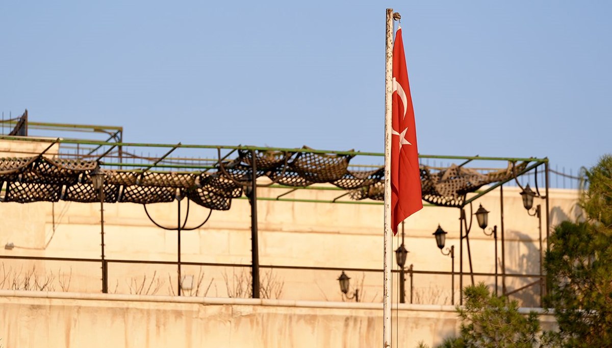 Şam Büyükelçiliği'ne Türk bayrağı çekildi