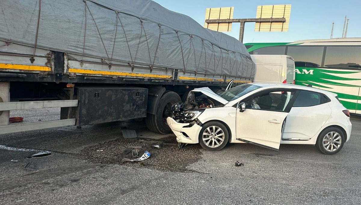Otomobil TIR'a çarptı: 2 yaralı Otomobil TIR'a çarptı: 2 yaralı