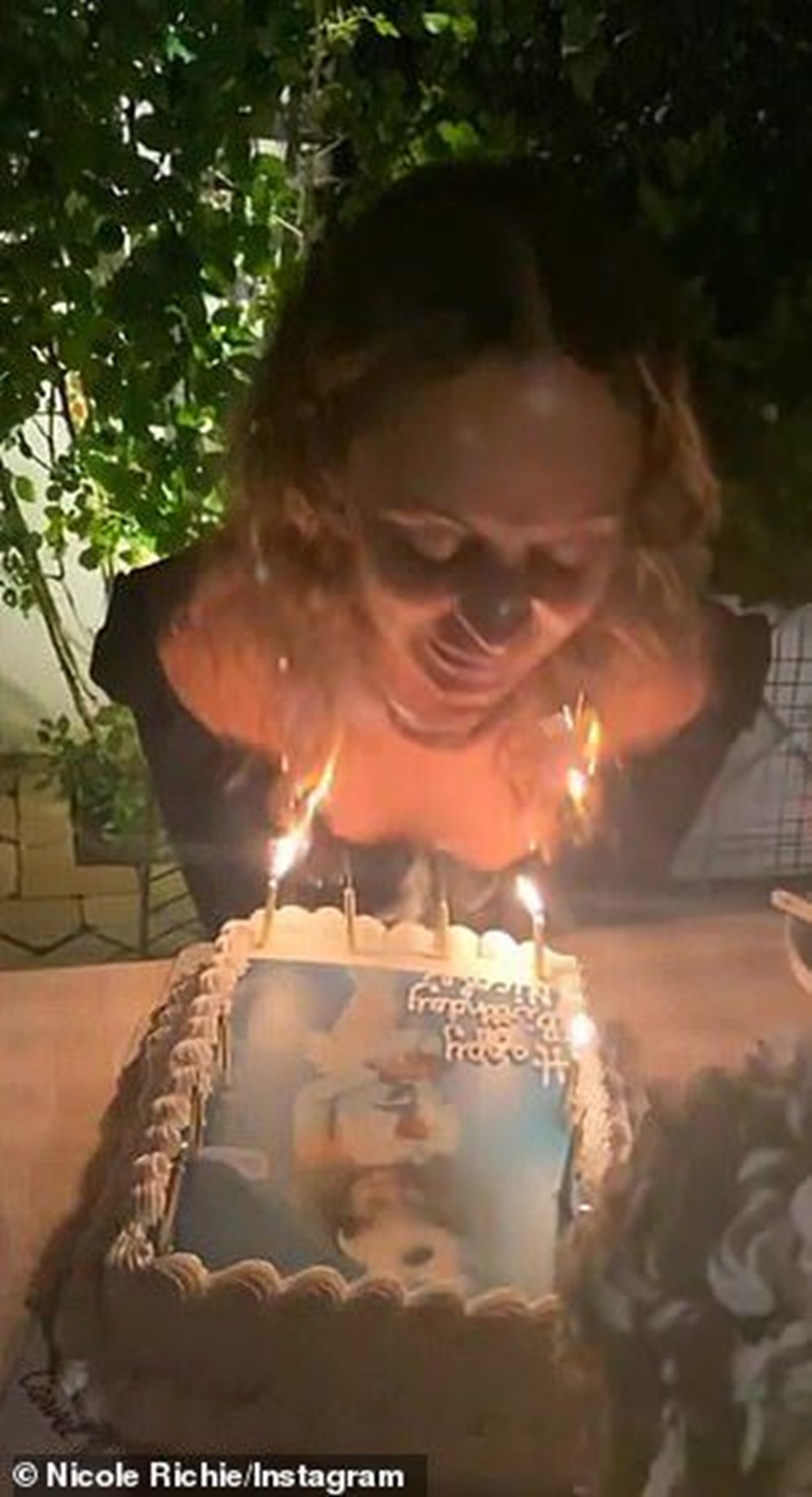 Rambut Nicole Richie terbakar saat meniup lilin di kue ulang tahunnya - 2