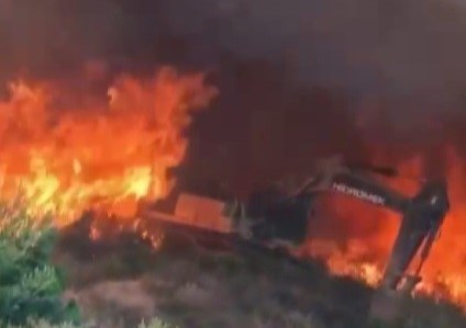 Kaydedilen görüntülerde alevlerin iş makinesini çevrelediği görülüyor