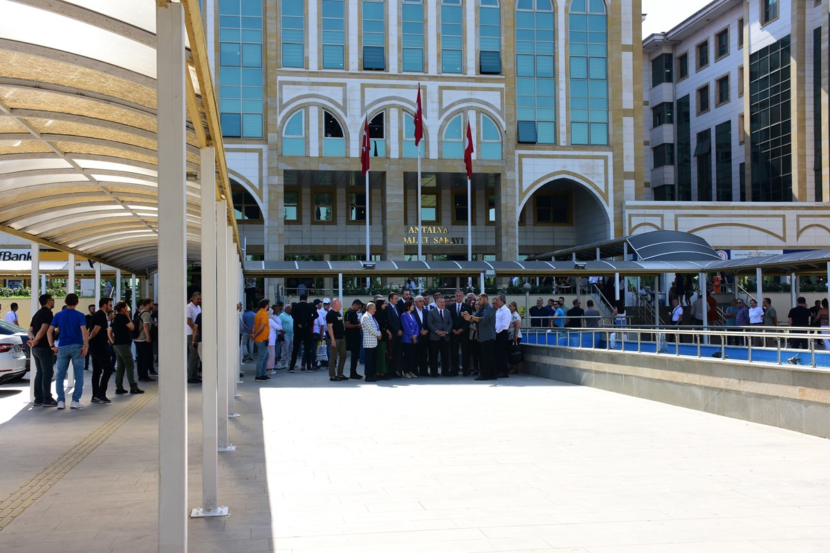 Antalya Adliyesi önünde yoğun kalabalık oluştu.