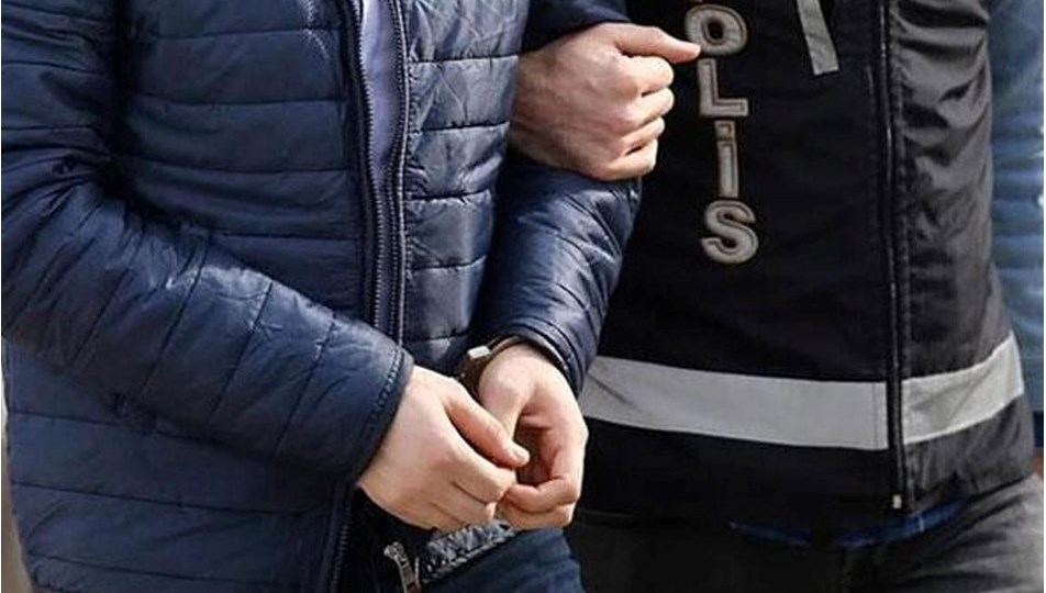 İzmir'de FETÖ operasyonu: 10 polis memurundan 2'si tutuklandı