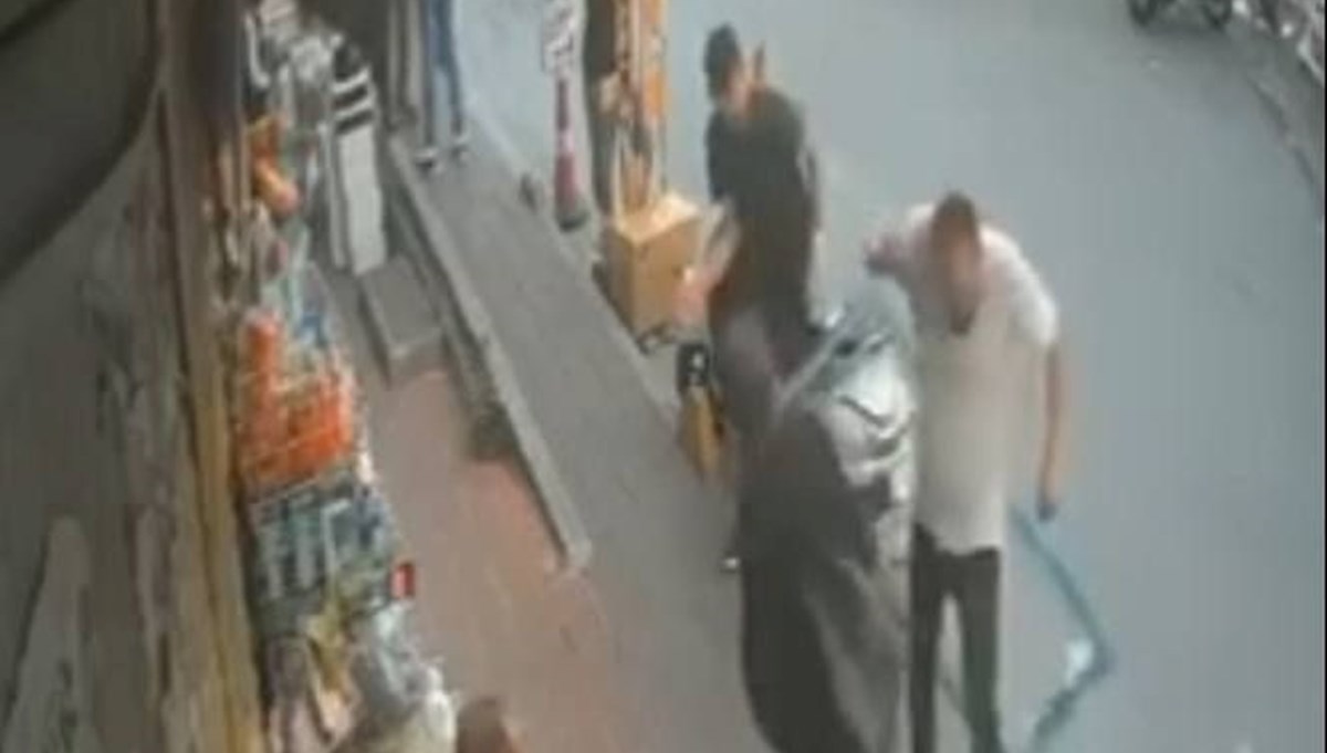 Kaldırımda sohbet ederken üzerine cam çerçeve düştü Kaldırımda sohbet ederken üzerine cam çerçeve düştü