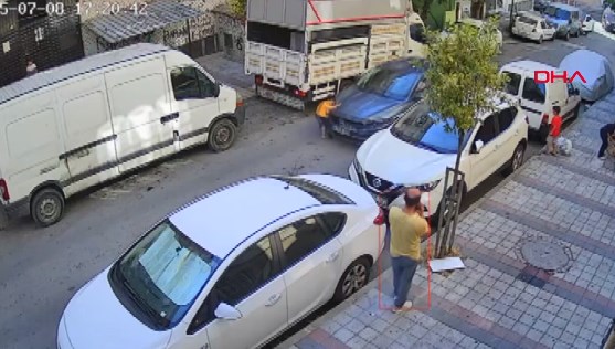 Sultangazi'de yola fırlayan çocuğa otomobil çarptı