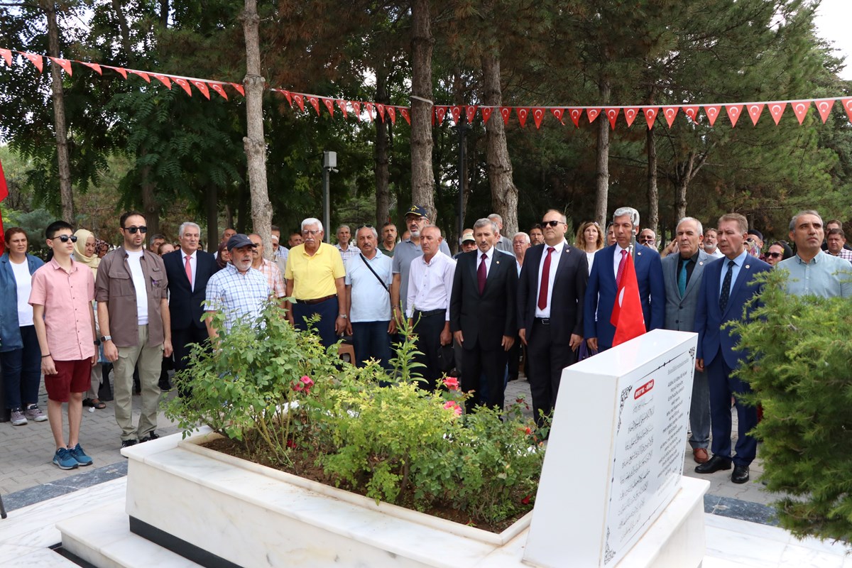 Emekli astsubaylardan şehit Halisdemir'in kabrine ziyaret