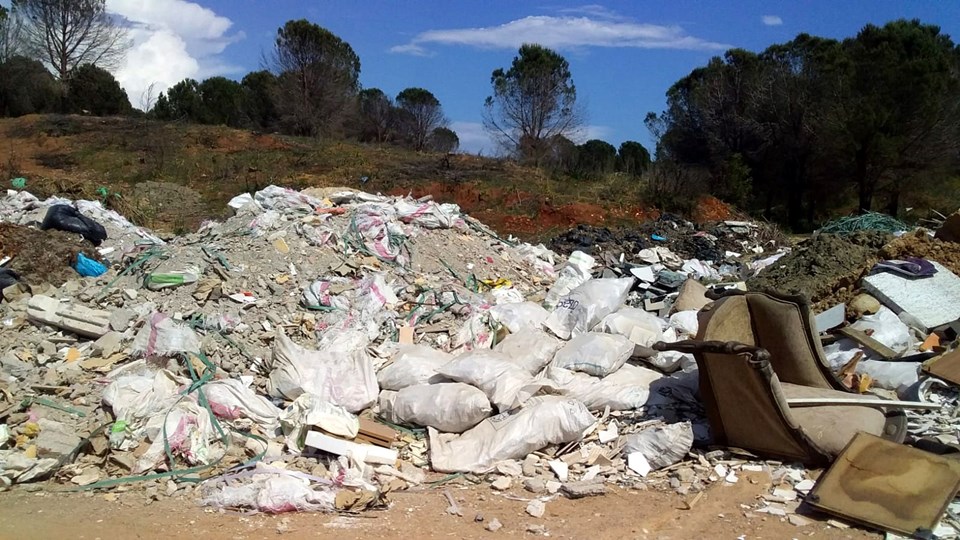 Manavgat'ta tepki çeken görüntü: Evlerin hafriyatı ormana döküldü - 1