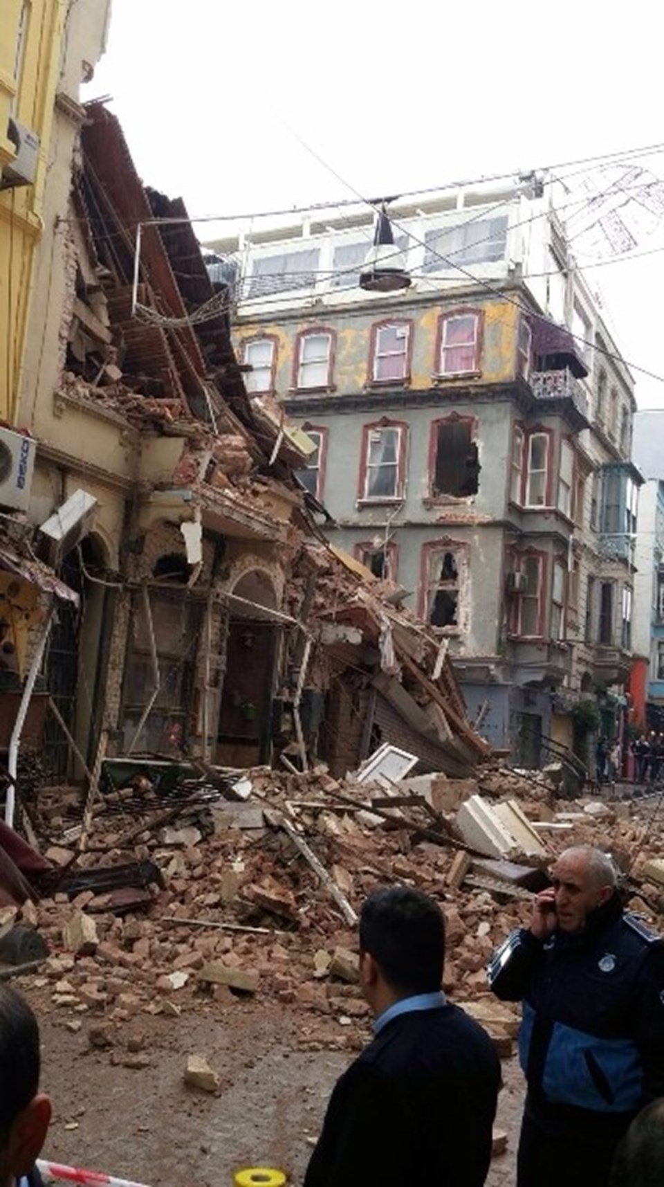 Beyoğlu'da iki bina çöktü - 3