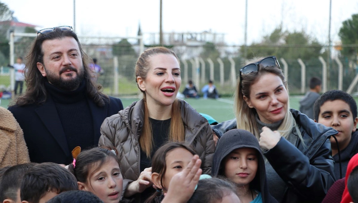 Ses sanatçısı Züleyha Ortak ünlüleri depremzedelerle buluşturuyor