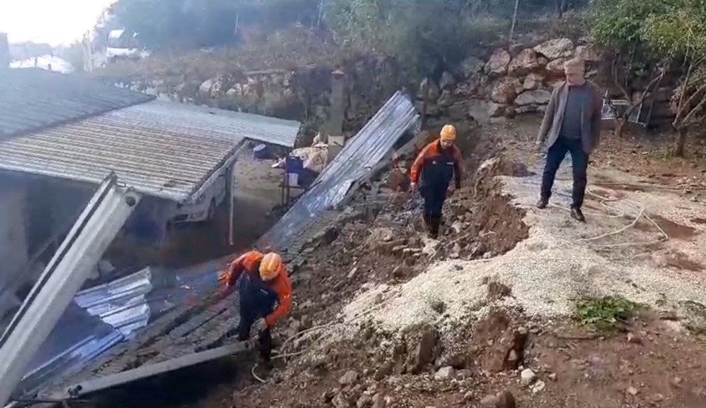 Antalya'da sağanak: Ev ve iş yerlerini su bastı - 2
