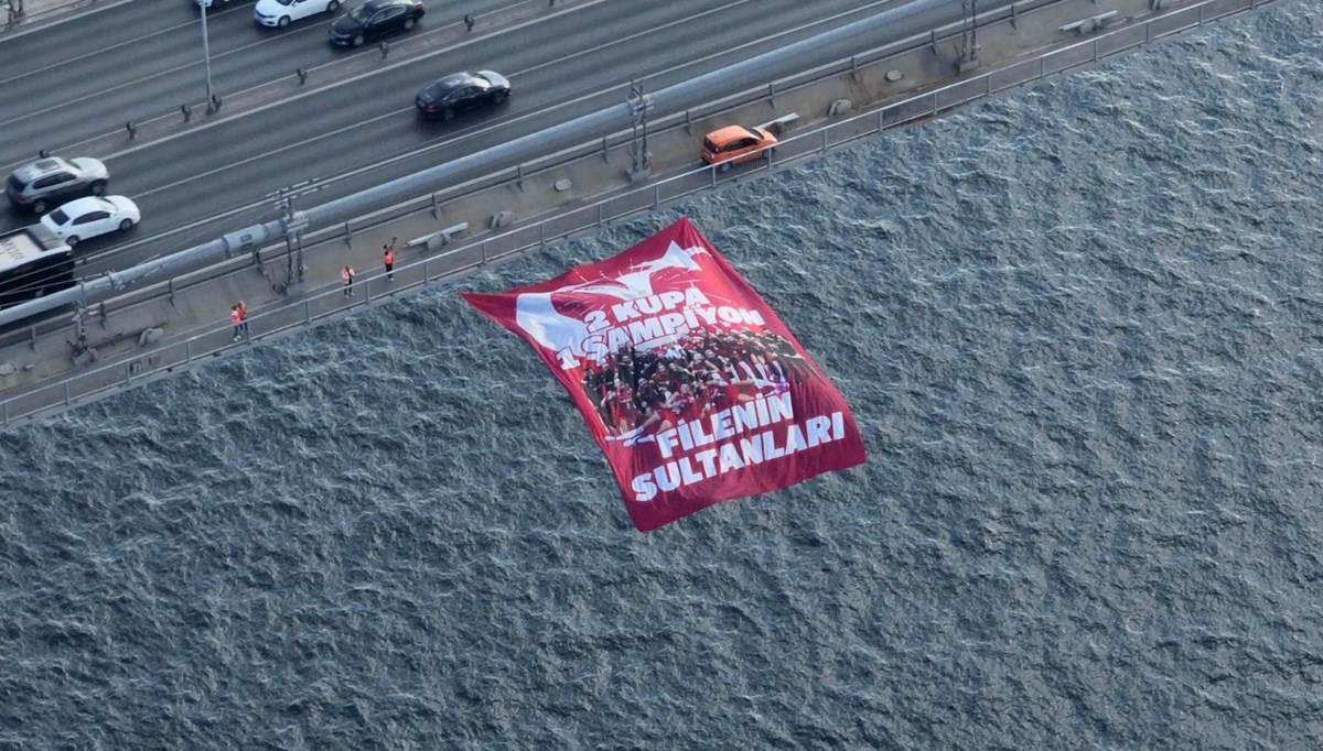 Filenin Sultanları’nın 2 Kupa 1 Şampiyon yazılı bayrağı köprülere asıldı Filenin Sultanları’nın 2 Kupa 1 Şampiyon yazılı bayrağı köprülere asıldı