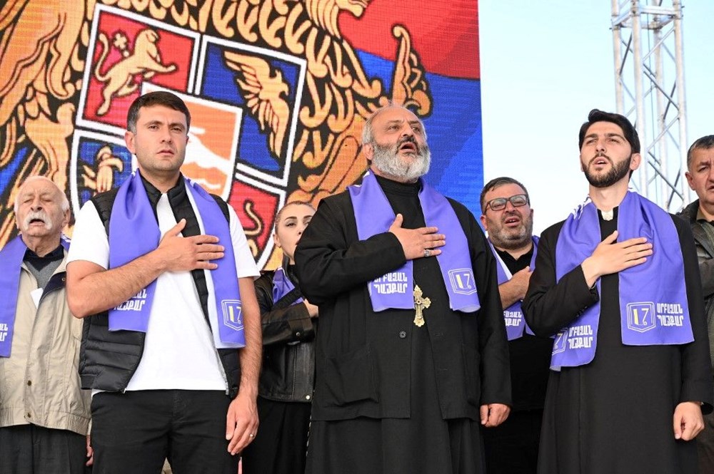 Ermenistan'da Başpiskopos siyasete göz kırptı: Protestolara liderlik ediyor - 7