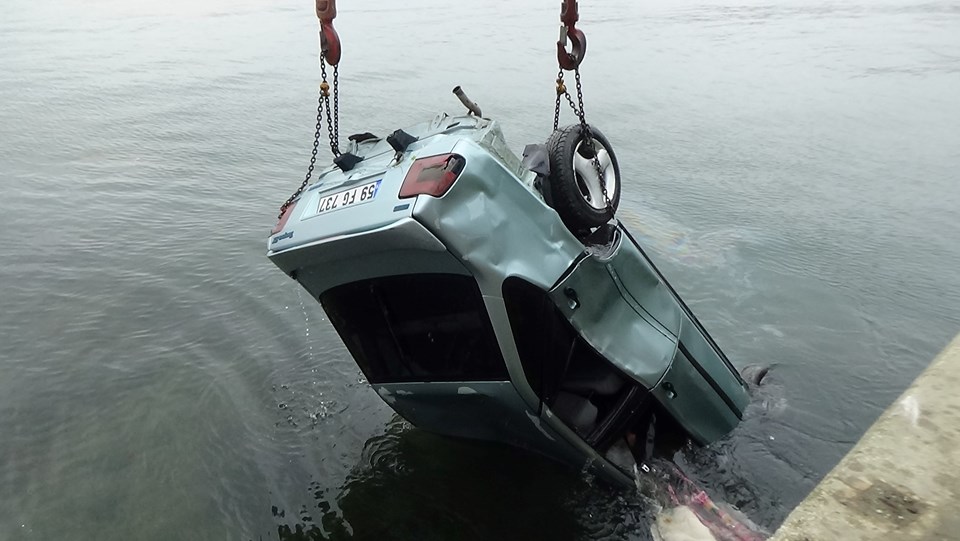 Silivri'de otomobil denize düştü - 1