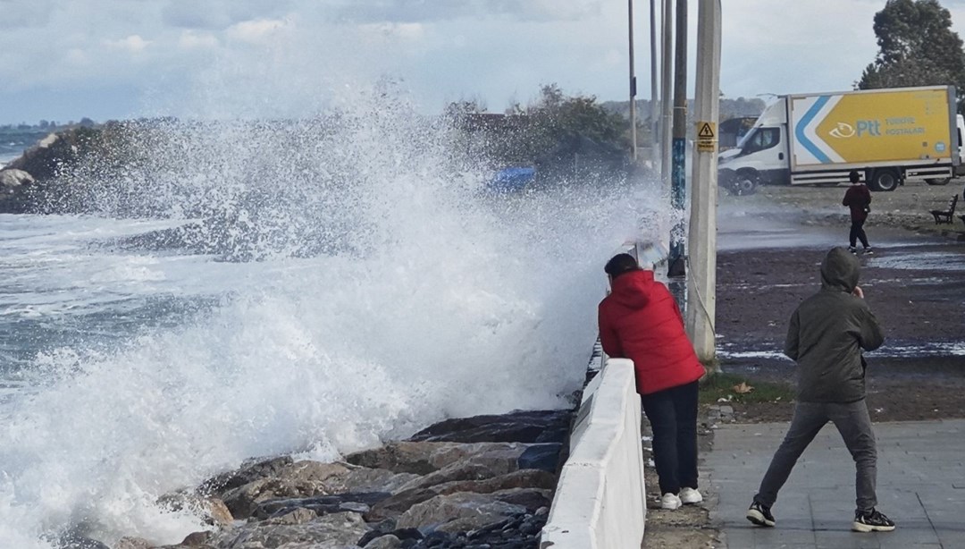 Samsun'da fırtına: Dalga boyu 4 metreye yükseldi