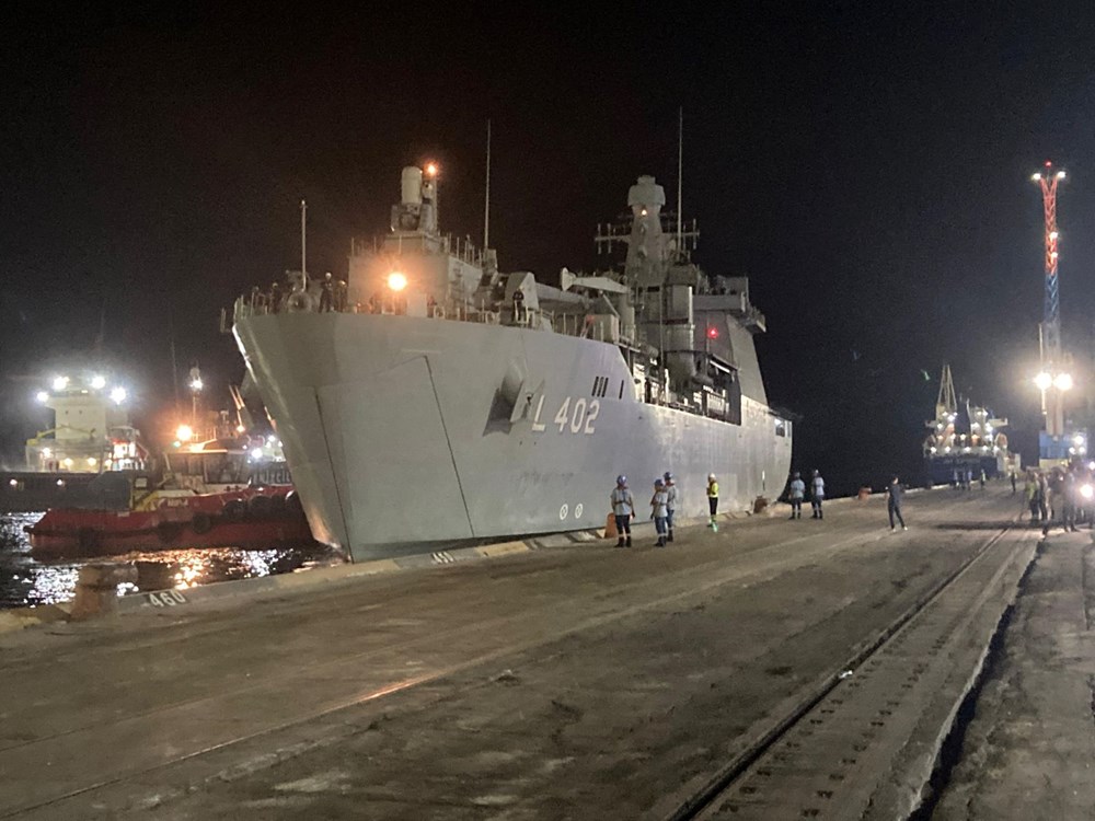 Türkiye, Lübnan'daki vatandaşlarını tahliye etti | TCG Bayraktar ve TCG Sancaktar Mersin Limanına geldi - 9