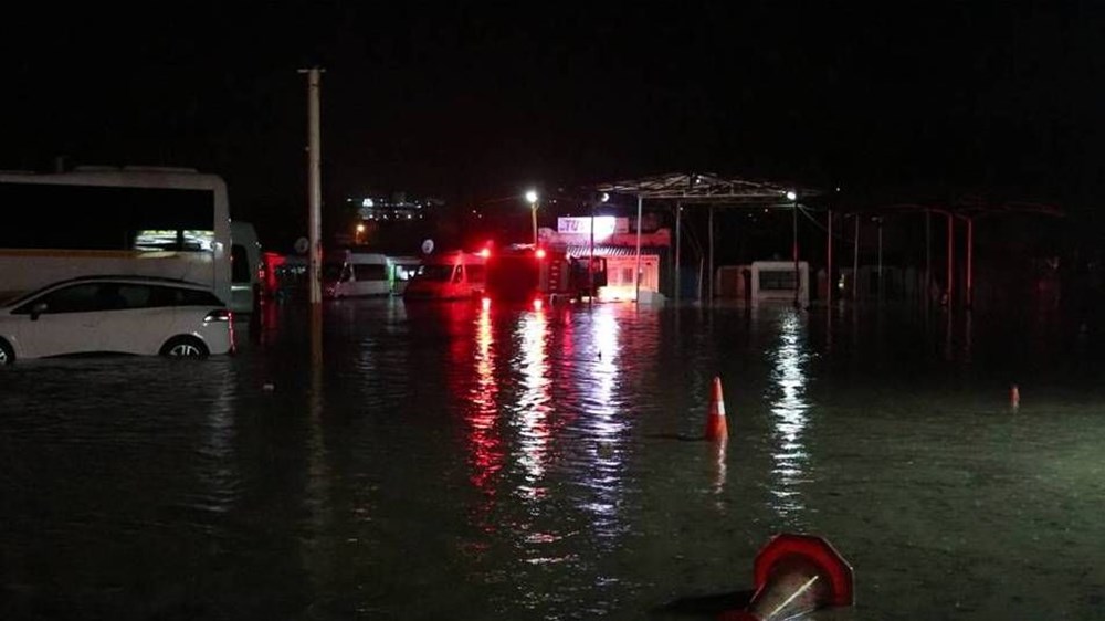 İzmir'i sel vurdu: 2 can kaybı - 18